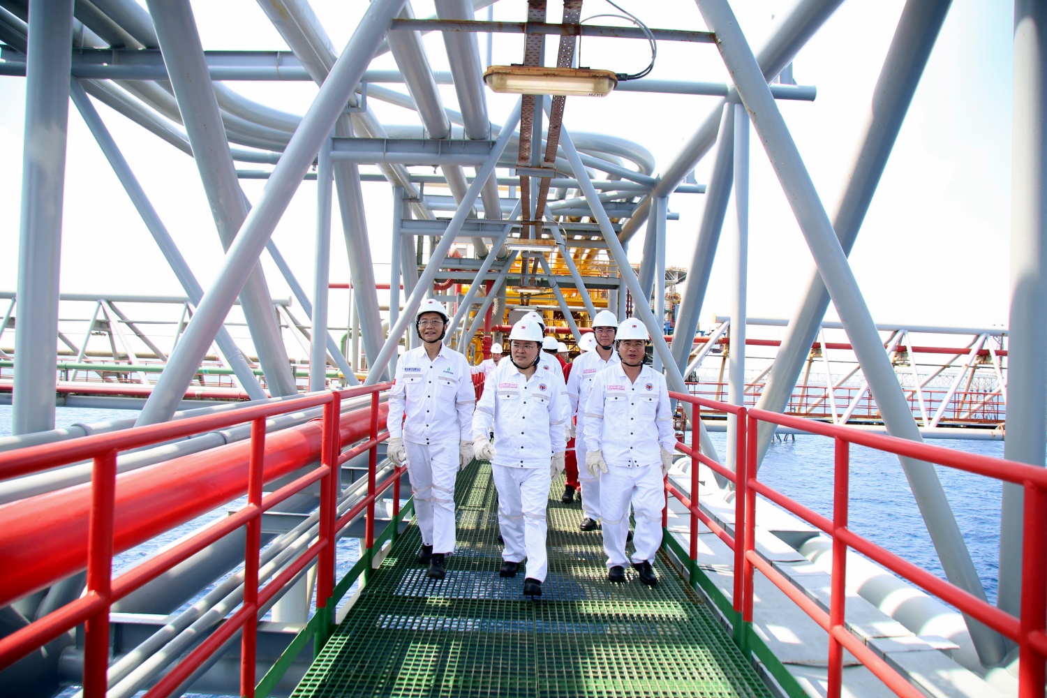 Đoàn công tác tham quan cụm giàn.