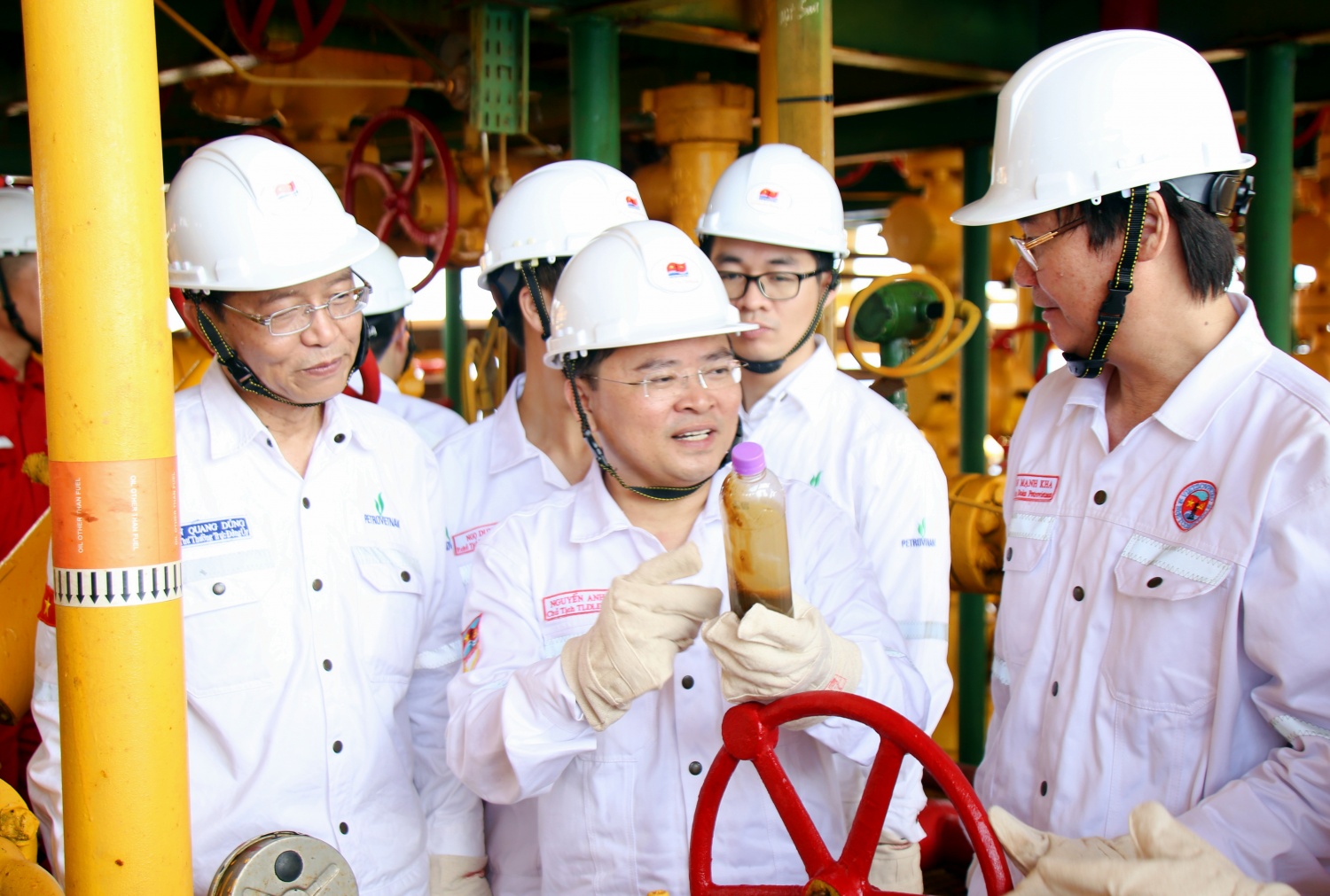 Đồng chí Nguyễn Anh Tuấn tham gia tìm hiểu các hoạt động trên giàn.