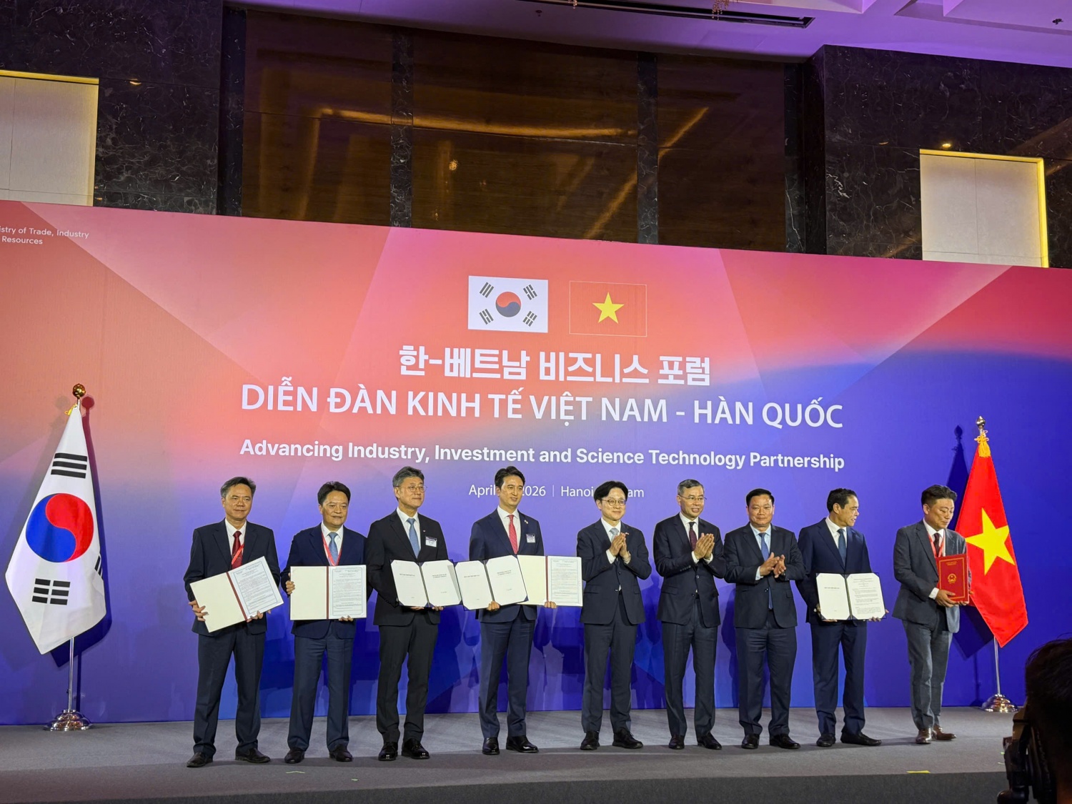 Ngày 23/4/2026, tại Diễn đàn hợp tác kinh tế Việt Nam - Hàn Quốc, dưới sự chứng kiến của Thủ tướng Chính phủ Việt Nam và Tổng thống Hàn Quốc, Chủ tịch UBND tỉnh Nghệ An đã trao Giấy chứng nhận đăng ký đầu tư dự án LNG Quỳnh Lập cho liên danh nhà đầu tư.