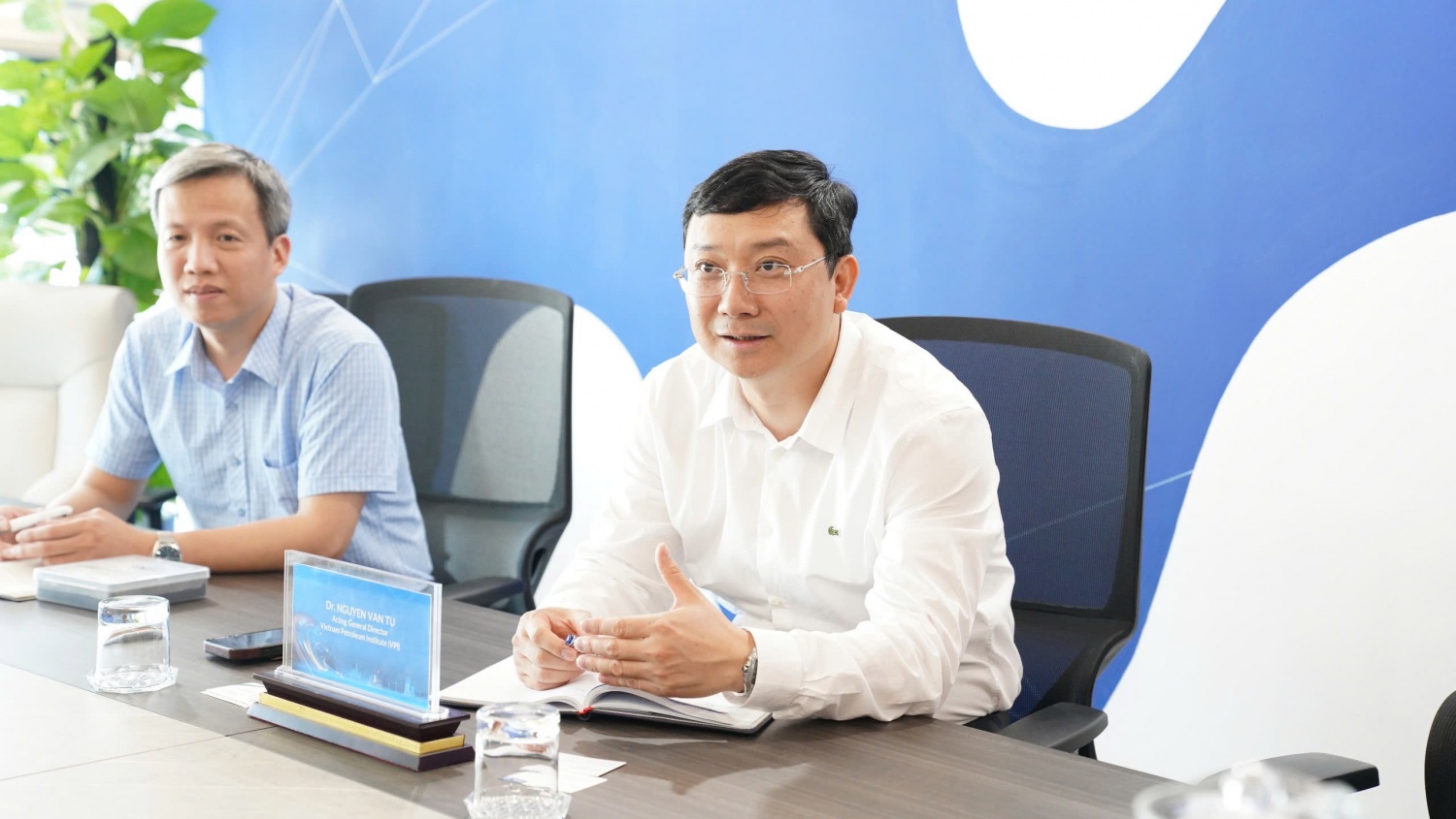 TS Nguyễn Văn Tư - Phó Viện trưởng phụ trách VPI trao đổi thông tin cùng lãnh đạo AVL List GmbH.
