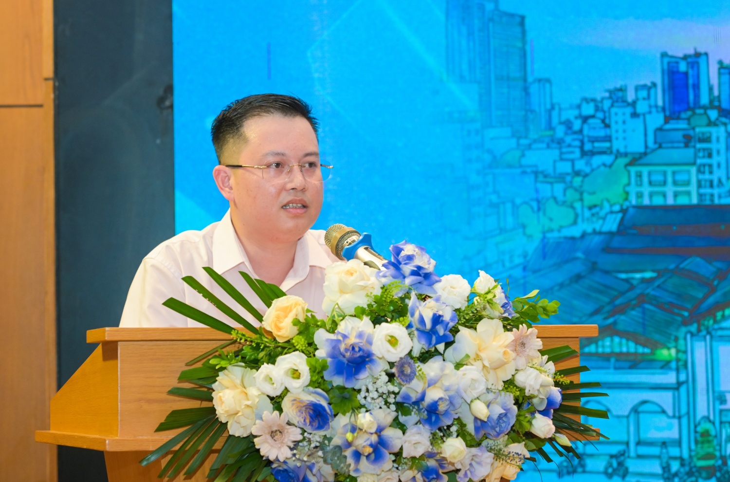Nhà báo Lê Hà Thanh Ngọc, Phó Tổng Biên tập Tạp chí Năng lượng Mới/PetroTimes phát biểu đề dẫn tọa đàm.
