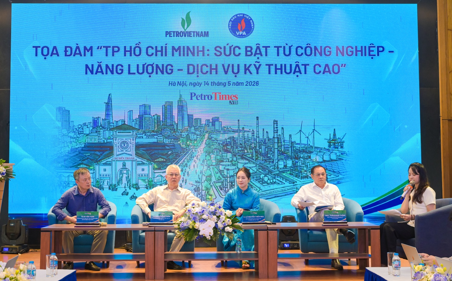Các vị chuyên gia tham gia Tọa đàm “TP Hồ Chí Minh: Sức bật từ Công nghiệp - Năng lượng - Dịch vụ kỹ thuật cao”.