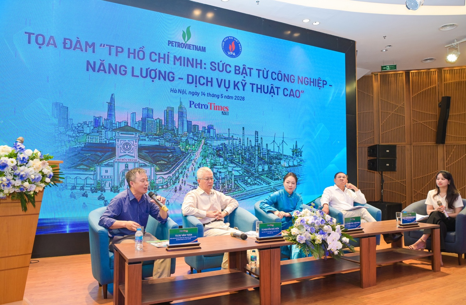 Các vị khách mời trao đổi tại tọa đàm.