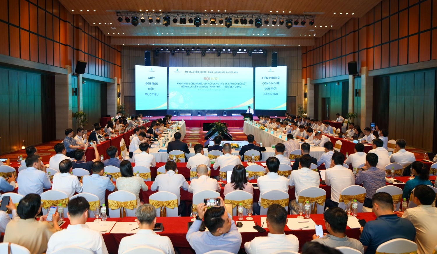 Toàn cảnh hội nghị.