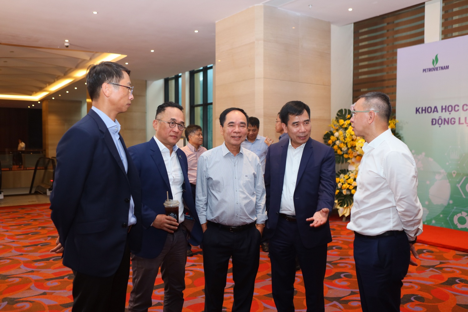 Các đại biểu trao đổi bên lề hội nghị.