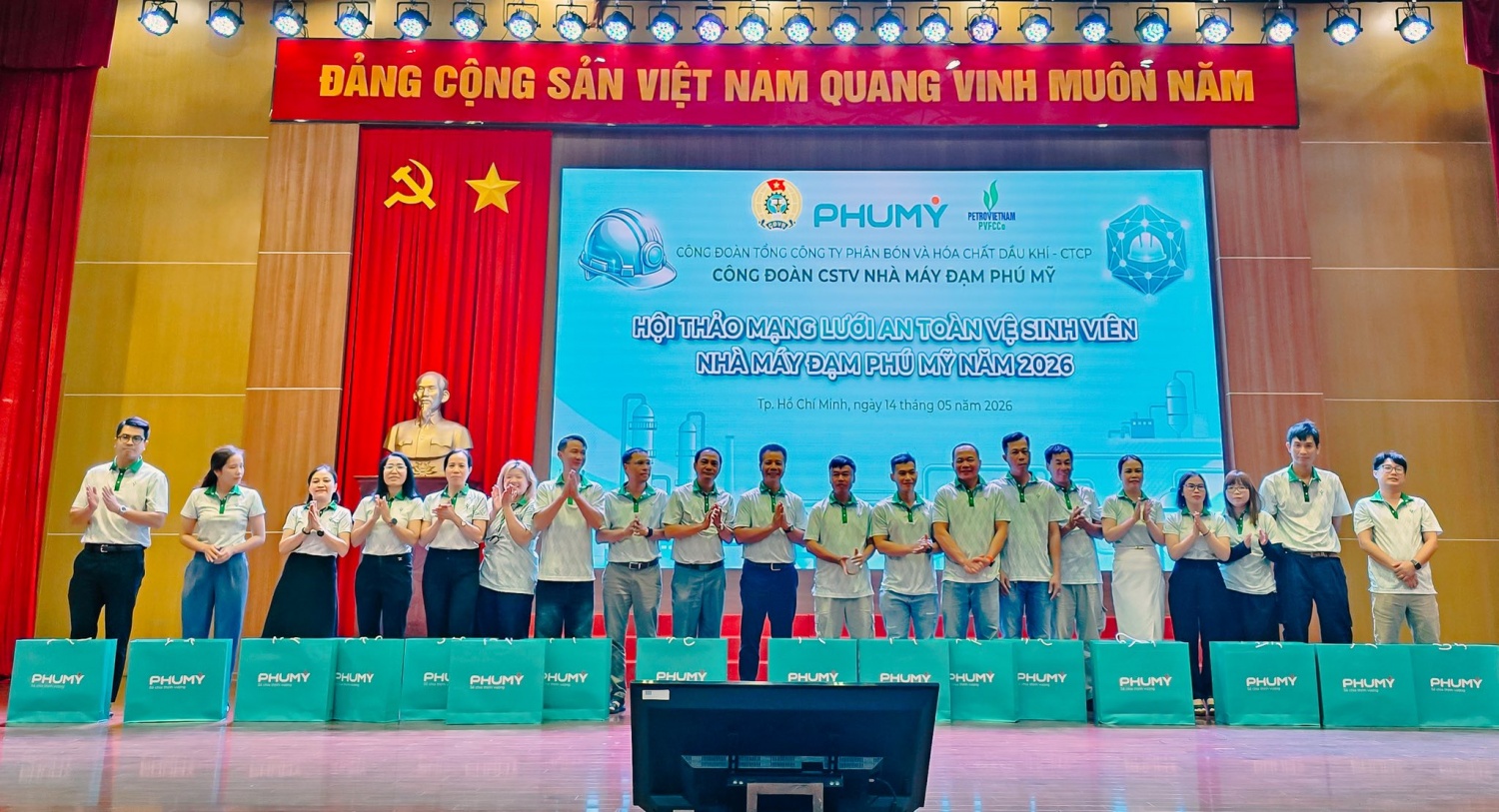 Ban tổ chức tuyên dương các tập thể có thành tích xuất sắc trong công tác ATVSLĐ, PCCN năm 2025.
