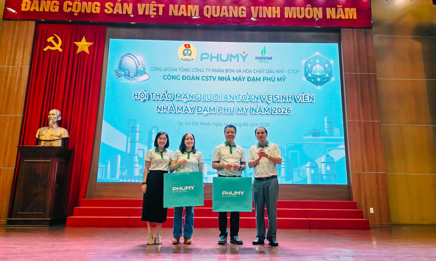 Ban tổ chức tặng quà các báo cáo viên tại hội thảo.