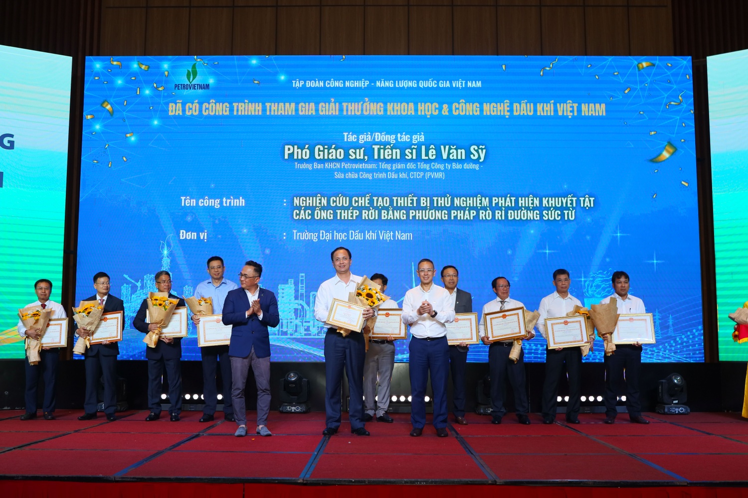 PGS.TS Lê Văn Sỹ - Trưởng Ban Khoa học Công nghệ và Chuyển đổi số Petrovietnam, đại diện tác giả cụm công trình nghiên cứu chế tạo thiết bị phát hiện khuyết tật ống thép bằng phương pháp rò rỉ đường sức từ nhận bằng khen.