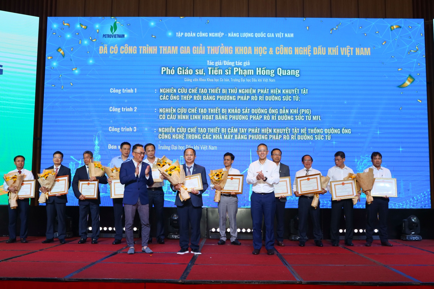 PGS.TS Phạm Hồng Quang - Trường Đại học Dầu khí Việt Nam, đại diện nhóm tác giả của 3 công trình nghiên cứu, chế tạo thiết bị khảo sát và phát hiện khuyết tật đường ống công nghệ nhận bằng khen. Đại diện lãnh đạo Petrovietnam, ông Trần Bình Minh - Thành viên HĐTV Petrovietnam và ông Phan Tử Giang - Phó Tổng Giám đốc Petrovietnam trao giải.