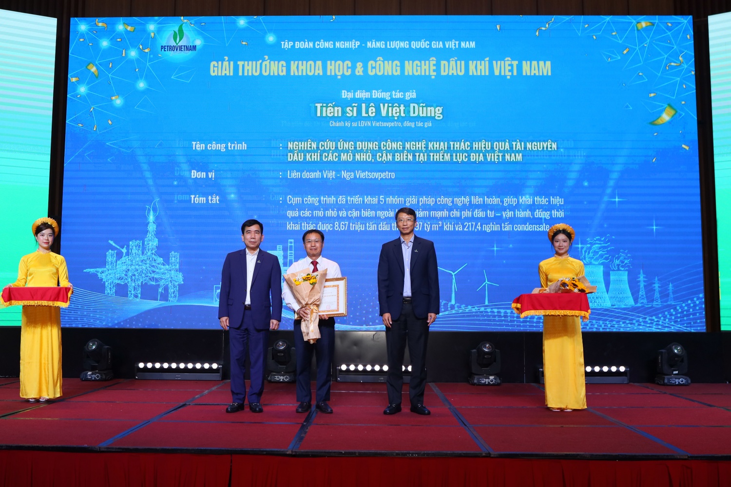 TS Lê Việt Dũng - Chánh kỹ sư Liên doanh Vietsovpetro, đại diện đồng tác giả cụm công trình “Nghiên cứu, phát triển các giải pháp khoa học công nghệ để nâng cao hiệu quả thi công, giải quyết các thách thức trong khoan giếng dầu khí” nhận bằng khen. Đại diện lãnh đạo Petrovietnam, TS Trần Hồng Nam - Thành viên HĐTV và TS Lê Xuân Huyên - Phó Tổng Giám đốc Phụ trách Ban điều hành Petrovietnam trao giải.
