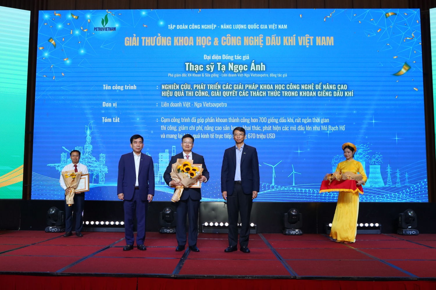 ThS Tạ Ngọc Ánh - Phó Giám đốc Xí nghiệp Khoan và Sửa giếng Vietsovpetro, đại diện đồng tác giả cụm công trình: “Nghiên cứu ứng dụng khoa học công nghệ có tính sáng tạo đột phá để khôi phục, mở rộng và nâng cao hiệu quả tthăm dò khai thác mỏ Đại Hùng” nhận bằng khen.