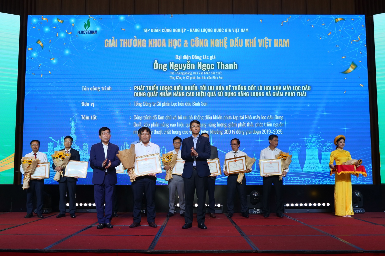 Ông Nguyễn Ngọc Thanh - Phó Trưởng phòng Ban Vận hành Sản xuất BSR, đại diện đồng tác giả với công trình “Phát triển logic điều khiển, tối ưu hóa hệ thống đốt lò hơi Nhà máy lọc dầu Dung Quất nhằm nâng cao hiệu quả sử dụng năng lượng và giảm phát thải” nhận bằng khen.
