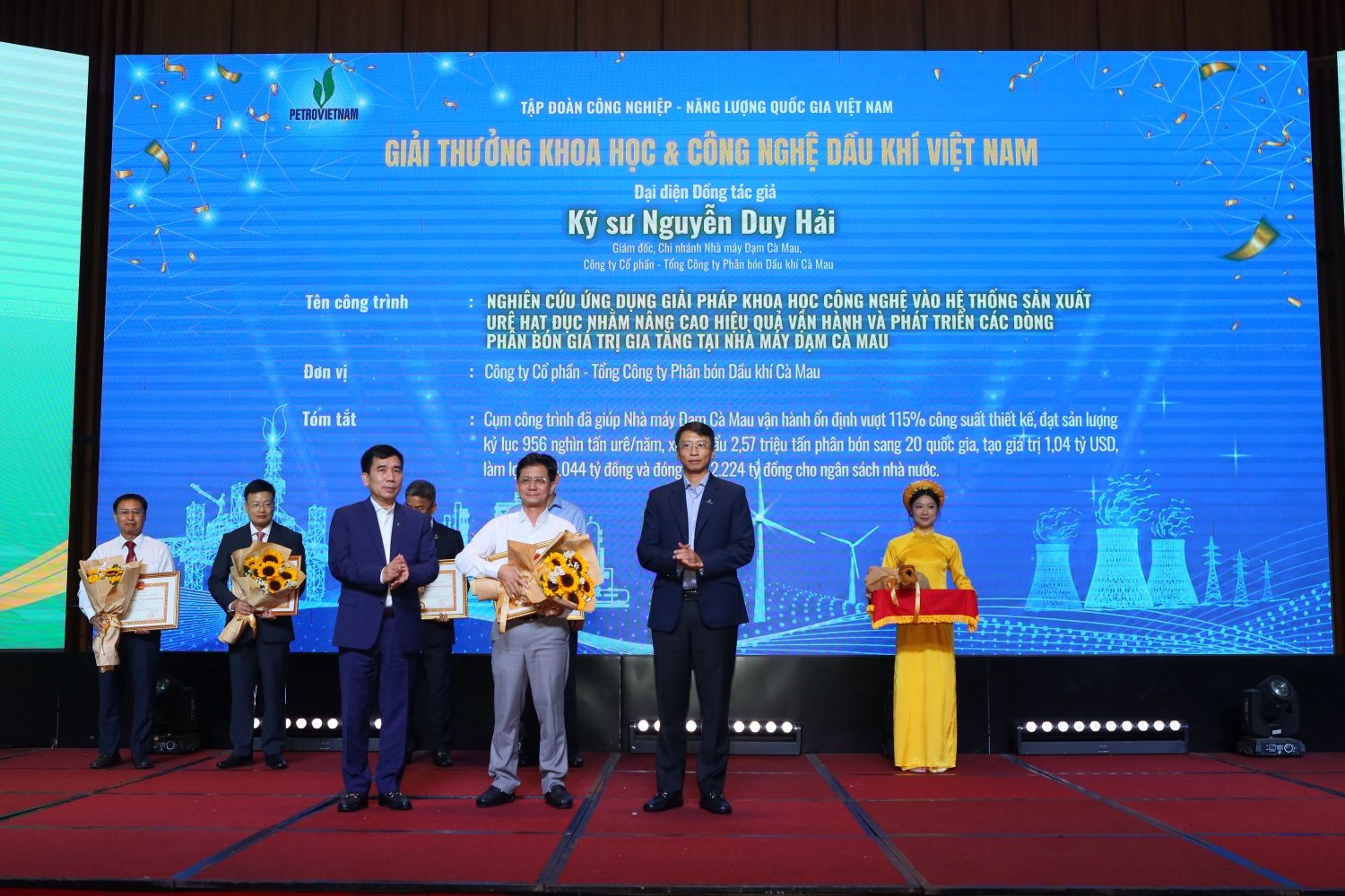 Kỹ sư Nguyễn Duy Hải - Giám đốc Nhà máy Đạm Cà Mau, đại diện đồng tác giả với cụm công trình “Nghiên cứu ứng dụng giải pháp khoa học công nghệ vào hệ thống sản xuất Urê hạt đục nhằm nâng cao hiệu quả vận hành và phát triển phân bón giá trị gia tăng” nhận bằng khen.