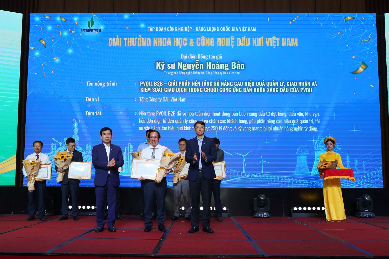 Kỹ sư Nguyễn Hoàng Bảo - Trưởng Ban Công nghệ Thông tin PVOIL, đại diện đồng tác giả công trình “PVOIL B2B – Giải pháp nền tảng số nâng cao hiệu quả quản lý, giao nhận và kiểm soát giao dịch trong chuỗi cung ứng bán buôn xăng dầu” nhận bằng khen.