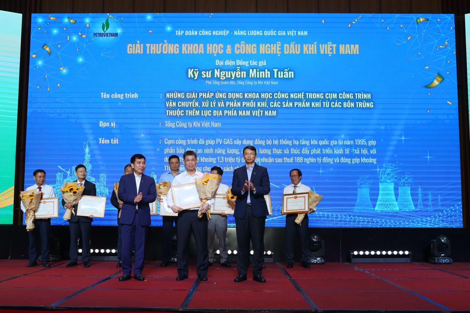 Kỹ sư Nguyễn Minh Tuấn – Phó Tổng Giám đốc PV GAS, đại diện đồng tác giả cụm công trình “Những giải pháp ứng dụng khoa học công nghệ trong cụm công trình vận chuyển, xử lý và phân phối khí từ các bồn trũng thuộc thềm lục địa phía Nam Việt Nam” nhận bằng khen.