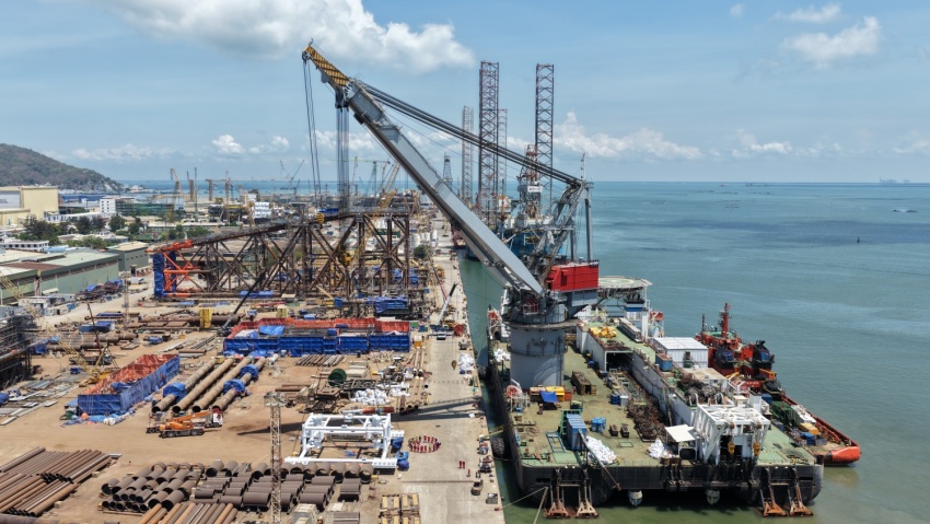 Quang cảnh hoạt động hạ thủy cọc định vị Dự án Đại Hùng Nam tại cảng Vietsovpetro.