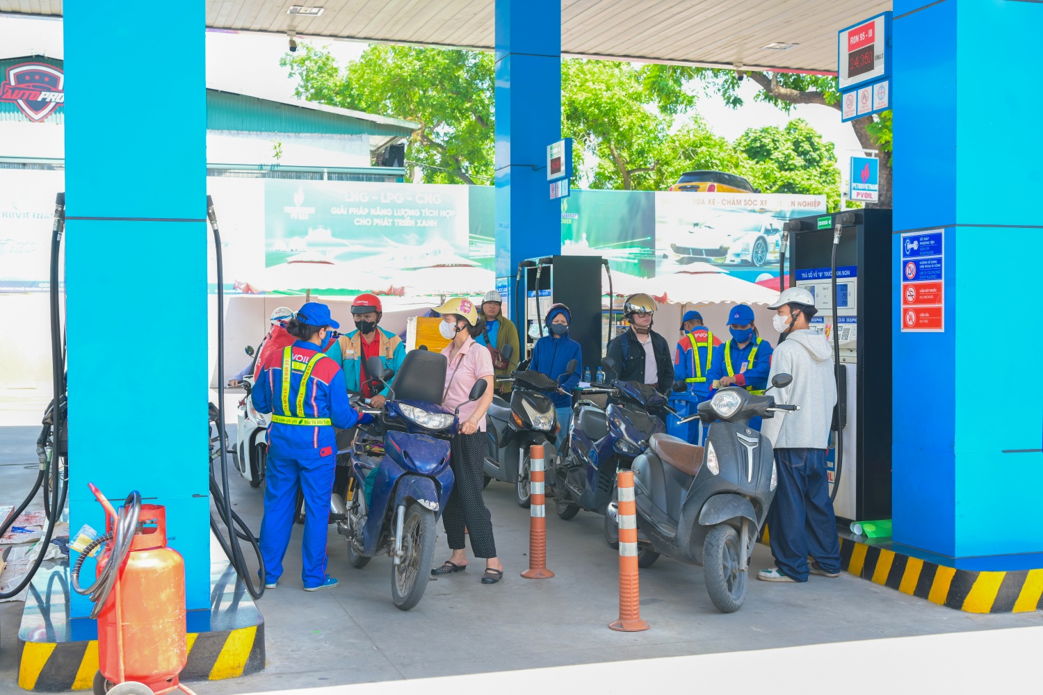 Nhiều phương tiện đến đổ xăng sinh học E10 tại cửa hàng xăng dầu PVOIL trên địa bàn TP Hà Nội trong ngày đầu triển khai kinh doanh đồng loạt trên toàn hệ thống.