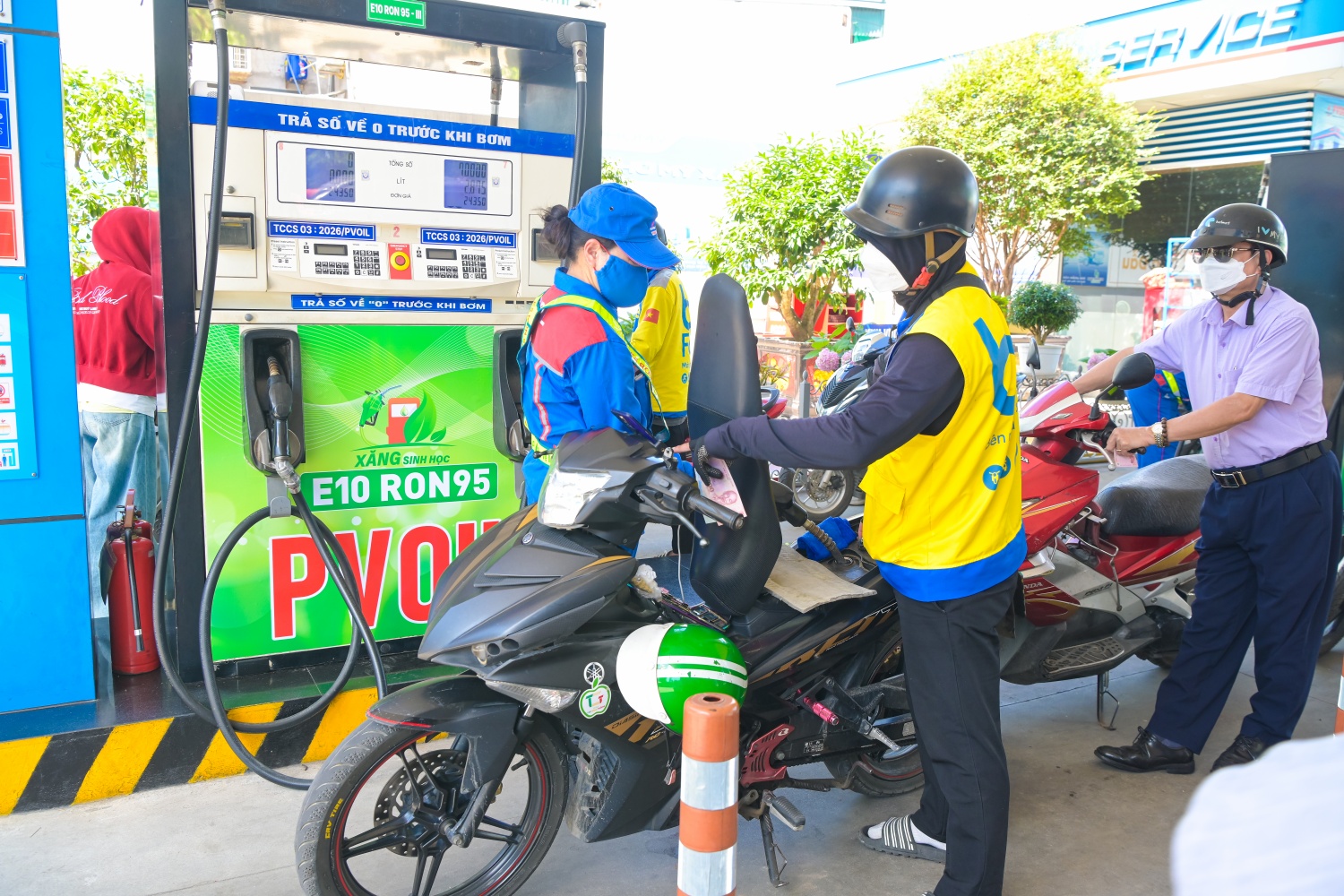 Trước khi triển khai kinh doanh đại trà trên toàn hệ thống, PVOIL đã có thời gian thí điểm bán xăng sinh học E10 tại nhiều địa phương và cũng nhận được những phản hồi tích cực từ người tiêu dùng..