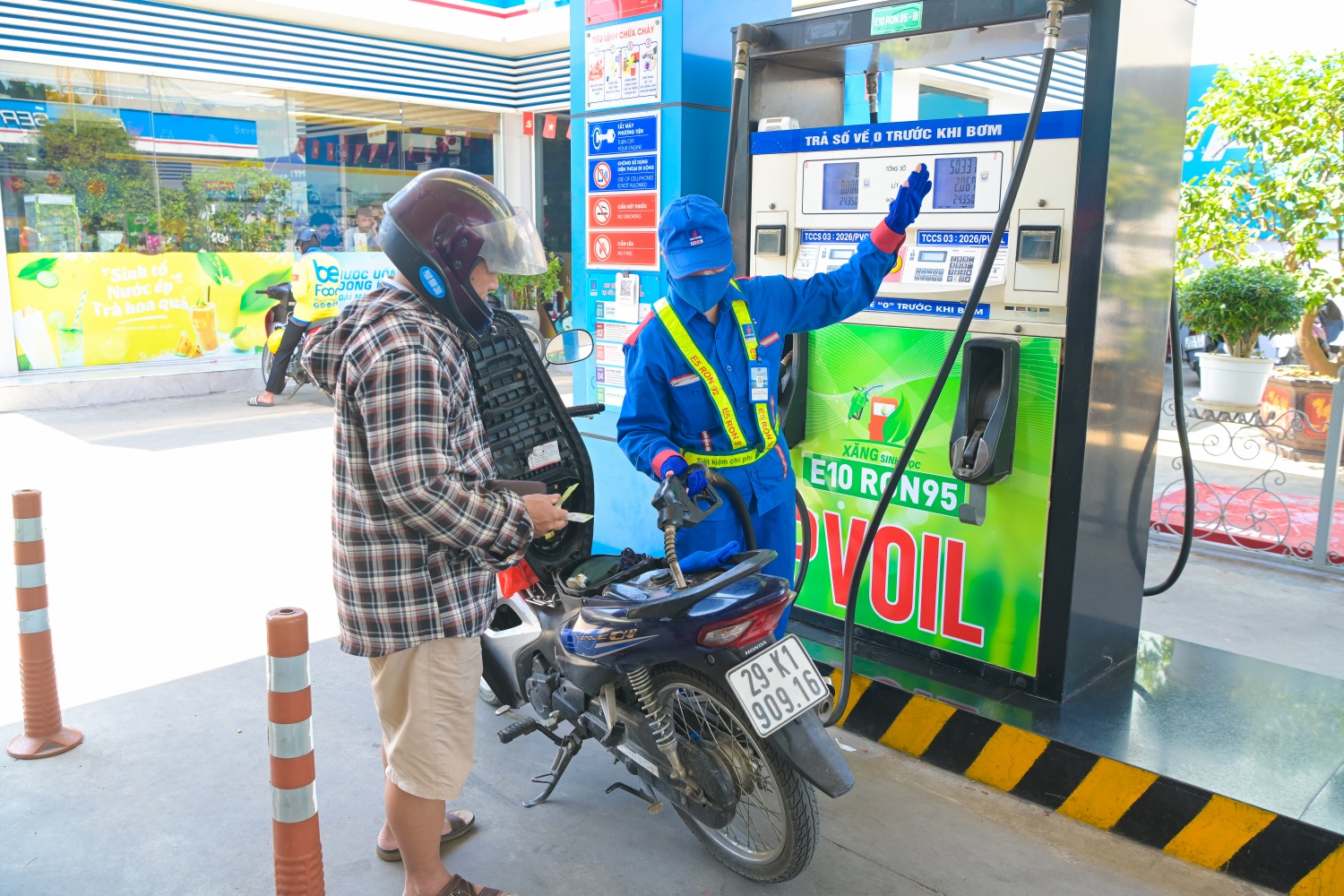 Khách hàng đổ xăng E10 tại CHXD PVOIL trên địa bàn TP Hà Nội