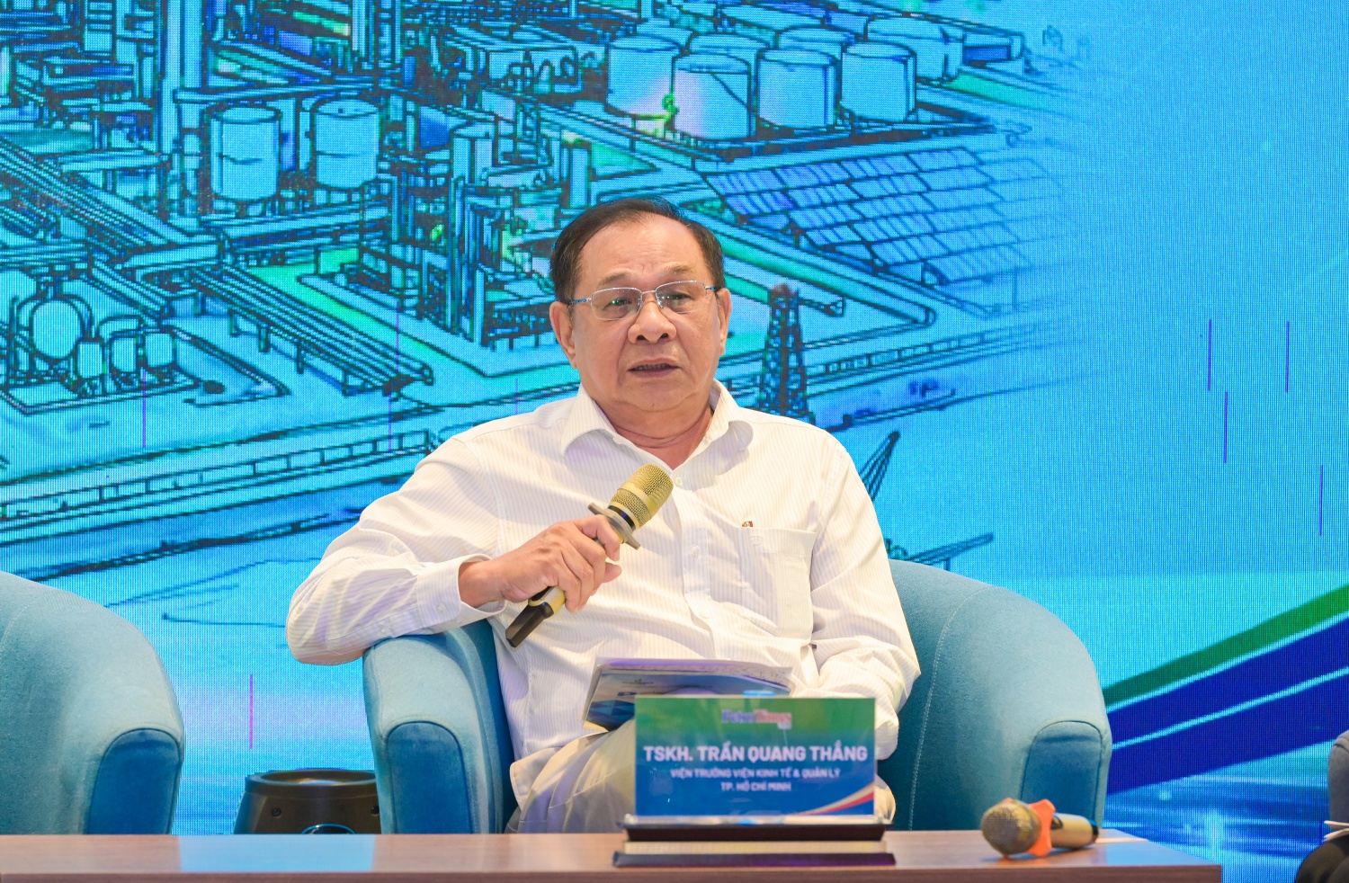 TSKH Trần Quang Thắng, Viện trưởng Viện Kinh tế và Quản lý TP Hồ Chí Minh cho rằng, thành phố muốn trở thành trung tâm tài chính - công nghệ - logistics thông minh hàng đầu Đông Nam Á thì phải thay đổi mô hình tăng trưởng dựa trên ba động lực mới gồm tài chính, công nghệ và logistics thông minh, đồng thời mở rộng cấu trúc không gian phát triển và tăng cường liên kết vùng.
