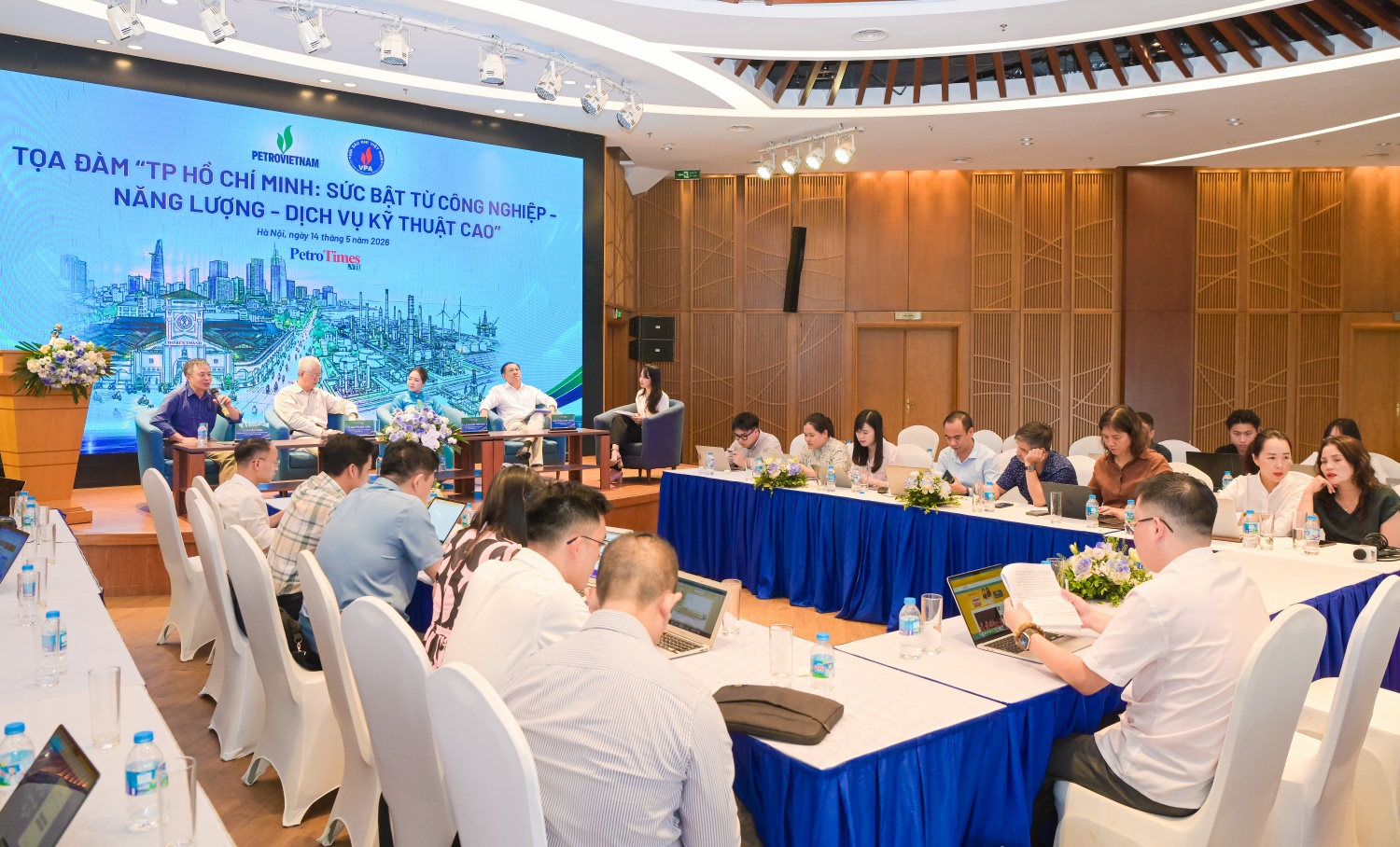 Các đại biểu thảo luận rất sôi nổi.