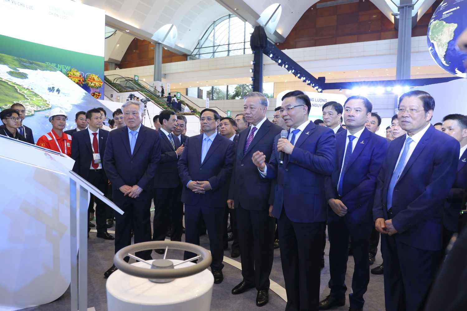 Tổng Bí thư Tô Lâm cùng lãnh đạo Đảng, Nhà nước tham quan Triển lãm Khoa học, Công nghệ “The New Genergy” trong dịp kỷ niệm 50 năm thành lập Petrovietnam (năm 2025)