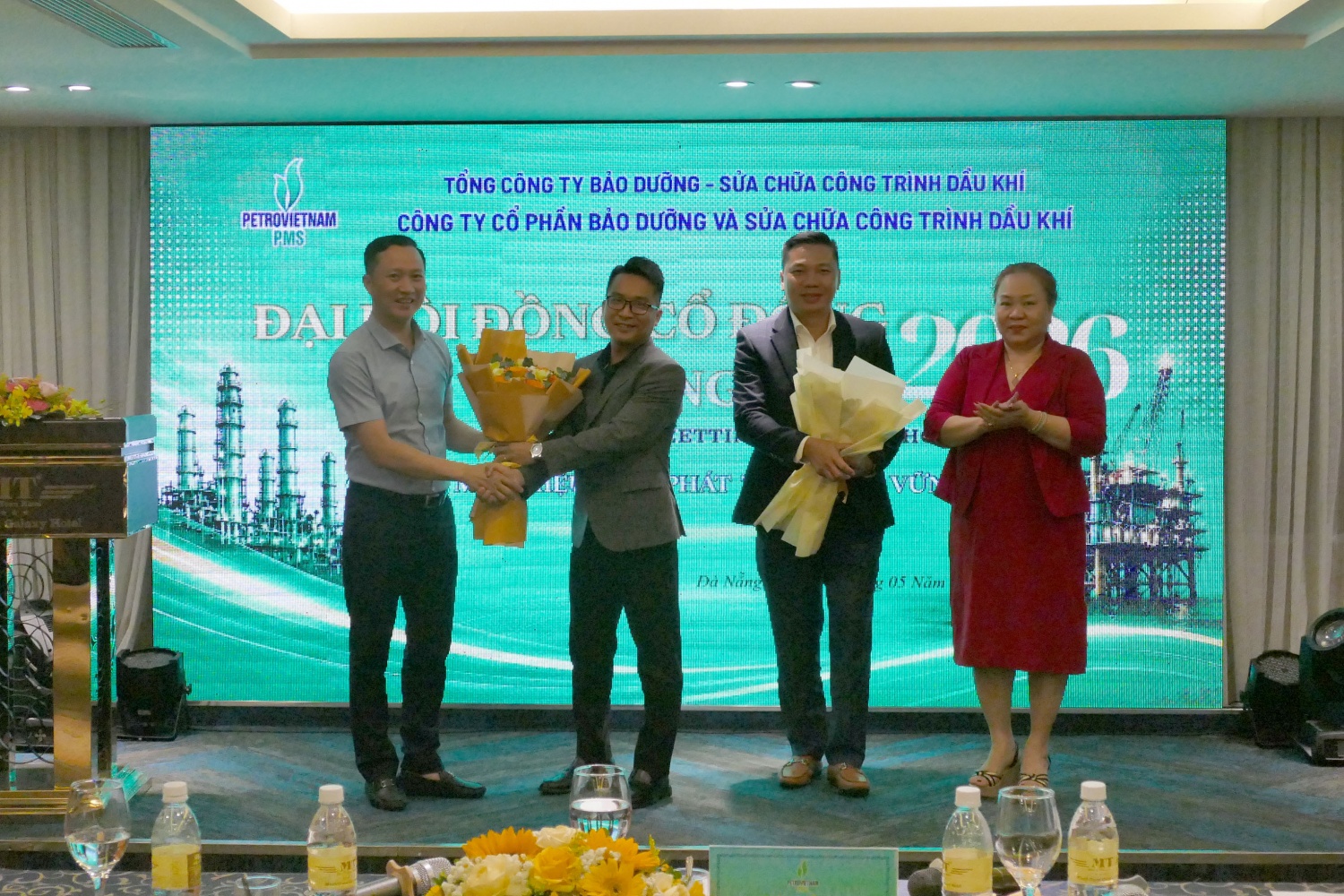 Đại diện các cổ đông góp vốn chúc mừng ông Ngô Tấn Quảng và tri ân đóng góp của ông Đỗ Mạnh Hùng.