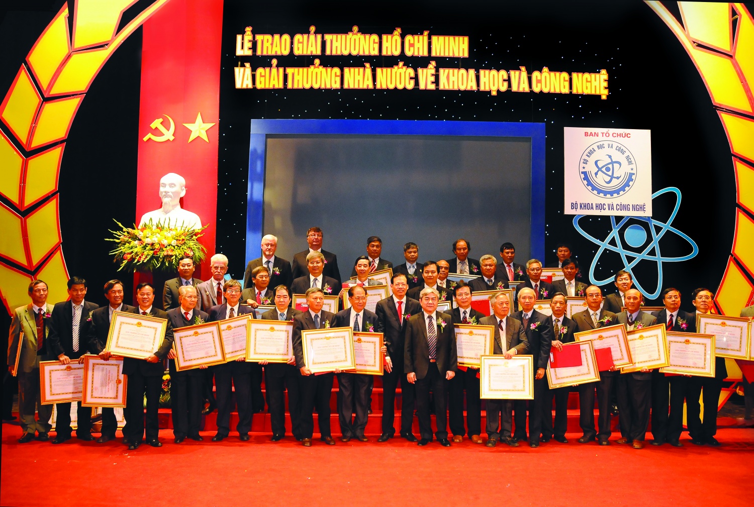 Tập thể các nhà khoa học Petrovietnam nhận Giải thưởng Hồ Chí Minh về KHCN năm 2012 cho công trình “Tìm kiếm, phát hiện và khai thác có hiệu quả các thân dầu trong tầng đá móng granitoit trước Đệ tam bể Cửu Long, thềm lục địa Việt Nam”