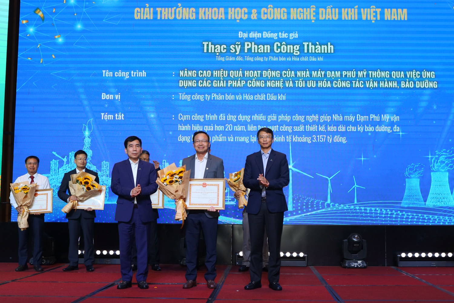 TS Trần Hồng Nam - Thành viên HĐTV Petrovietnam và TS Lê Xuân Huyên - Phó Tổng Giám đốc Phụ trách Ban điều hành Petrovietnam trao bằng khen cho ông Phan Công Thành - Tổng Giám đốc PVFCCo - Phú Mỹ, đại diện đồng tác giả cụm công trình “Nâng cao hiệu quả hoạt động Nhà máy Đạm Phú Mỹ thông qua ứng dụng công nghệ và tối ưu vận hành, bảo dưỡng”.