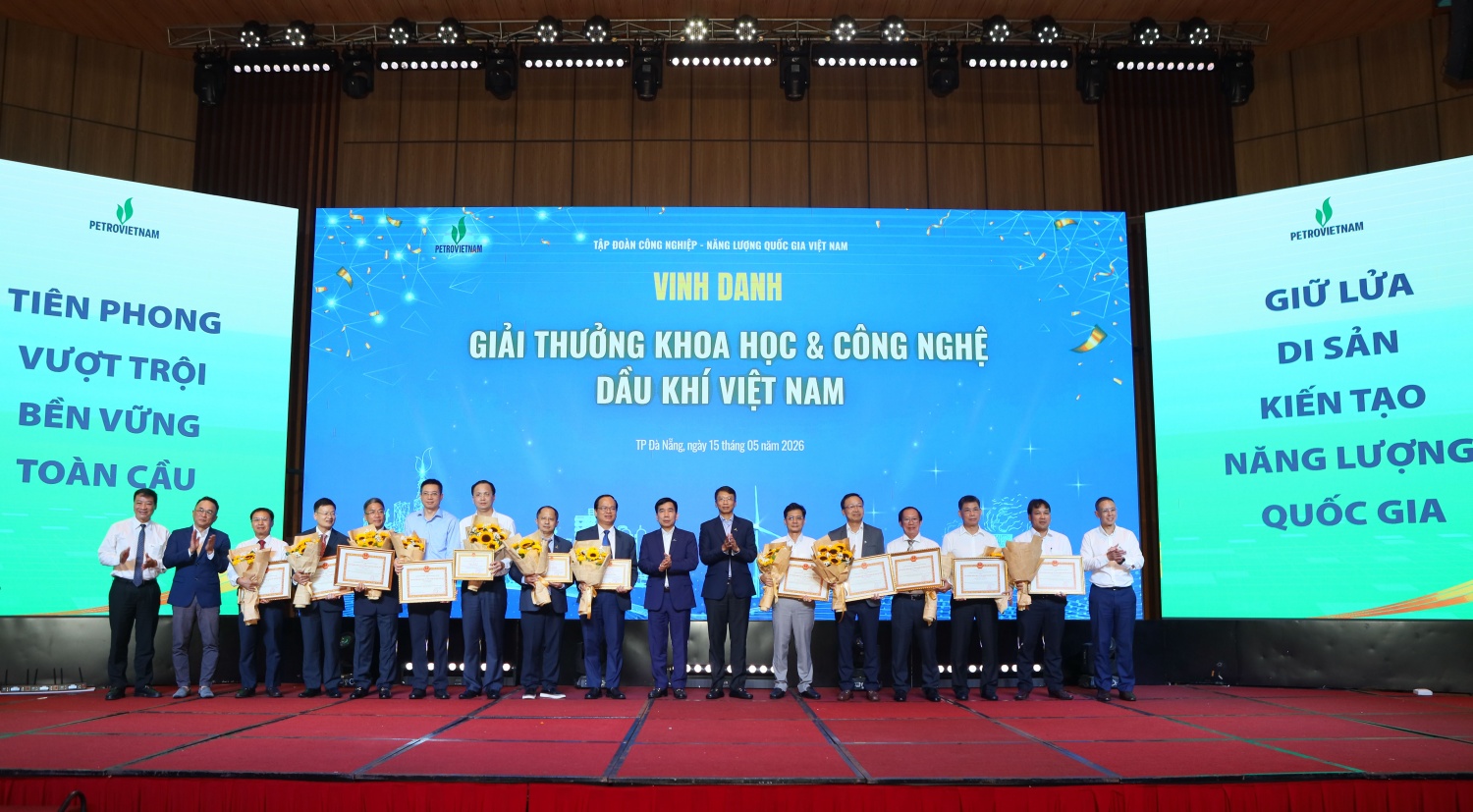 Ban lãnh đạo Petrovietnam trao bằng khen và tuyên dương các tác giả, đồng tác giả có công trình khoa học công nghệ tham gia Giải thưởng Khoa học và Công nghệ Dầu khí Việt Nam.