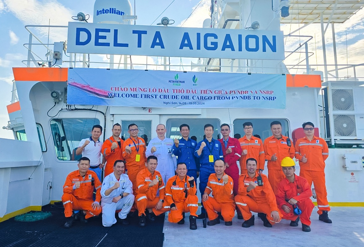 Đại diện PVNDB, NSRP và các đối tác trên tàu vận chuyển lô dầu thô đầu tiên do PVNDB thu xếp cung cấp cho NSRP