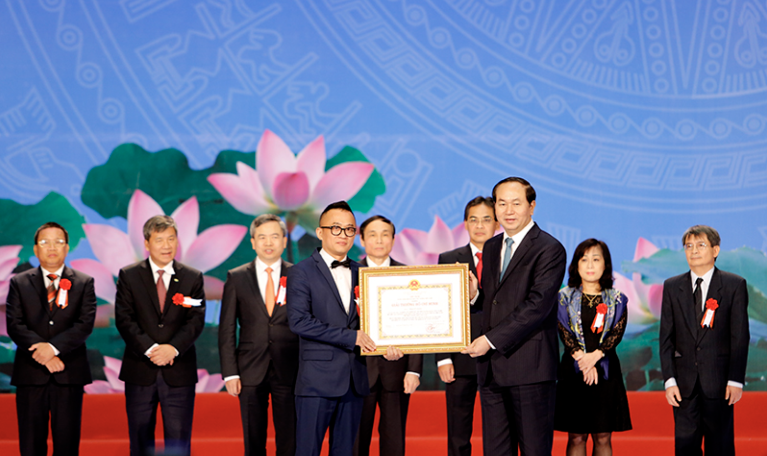 Kỹ sư Phan Tử Giang đại diện nhóm tác giả công trình “Nghiên cứu thiết kế chi tiết và ứng dụng công nghệ để chế tạo, lắp ráp và hạ thủy giàn khoan tự nâng ở độ sâu 90m nước phù hợp với điều kiện Việt Nam” nhận Giải thưởng Hồ Chí Minh về Khoa học Công nghệ năm 2017.