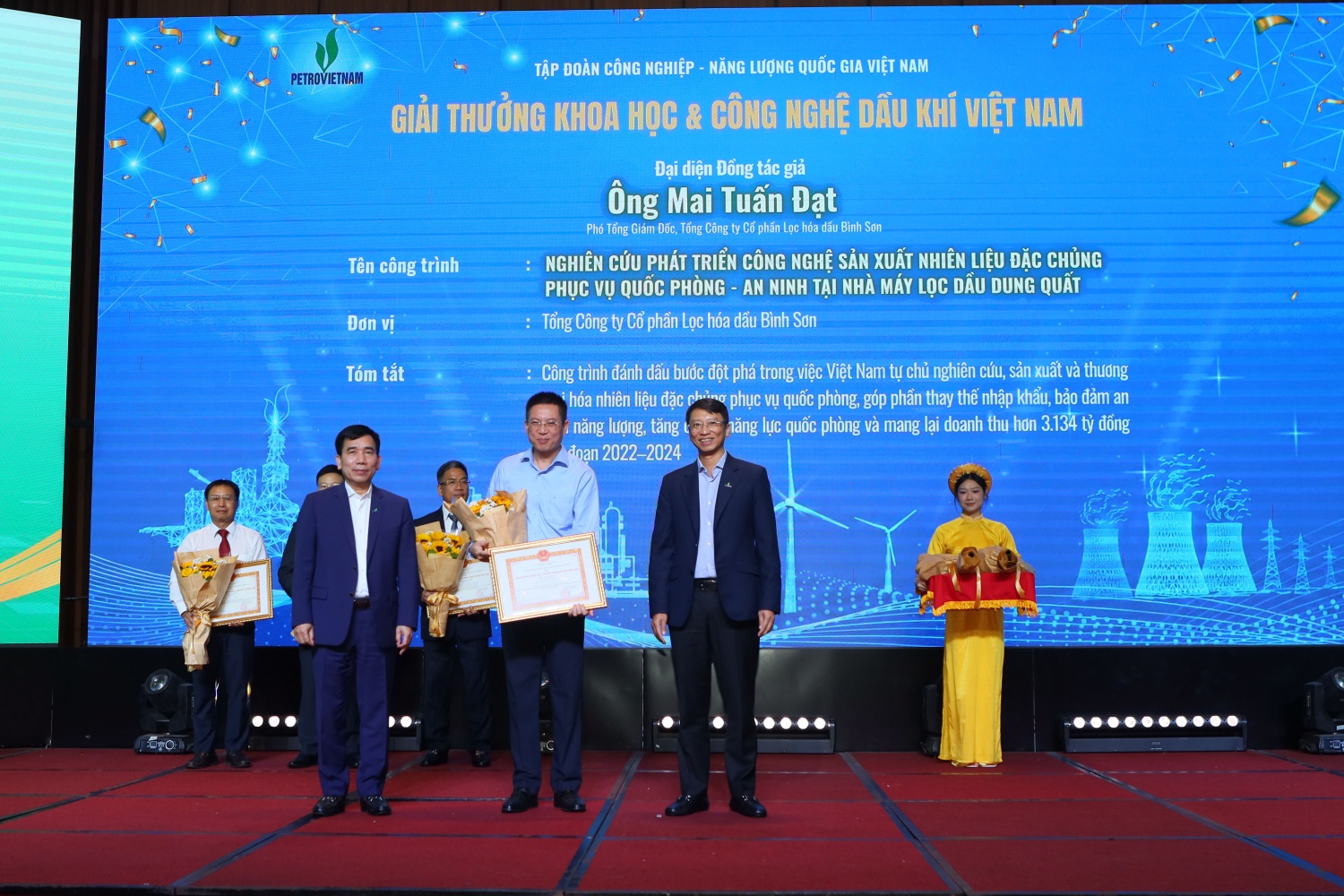 Ông Mai Tuấn Đạt - Phó Tổng Giám đốc BSR, đại diện nhóm tác giả công trình “Nghiên cứu phát triển công nghệ sản xuất nhiên liệu đặc chủng phục vụ quốc phòng – an ninh tại NMLD Dung Quất” nhận bằng khen giải thưởng Khoa học và Công nghệ Dầu khí Việt Nam (Loại A).