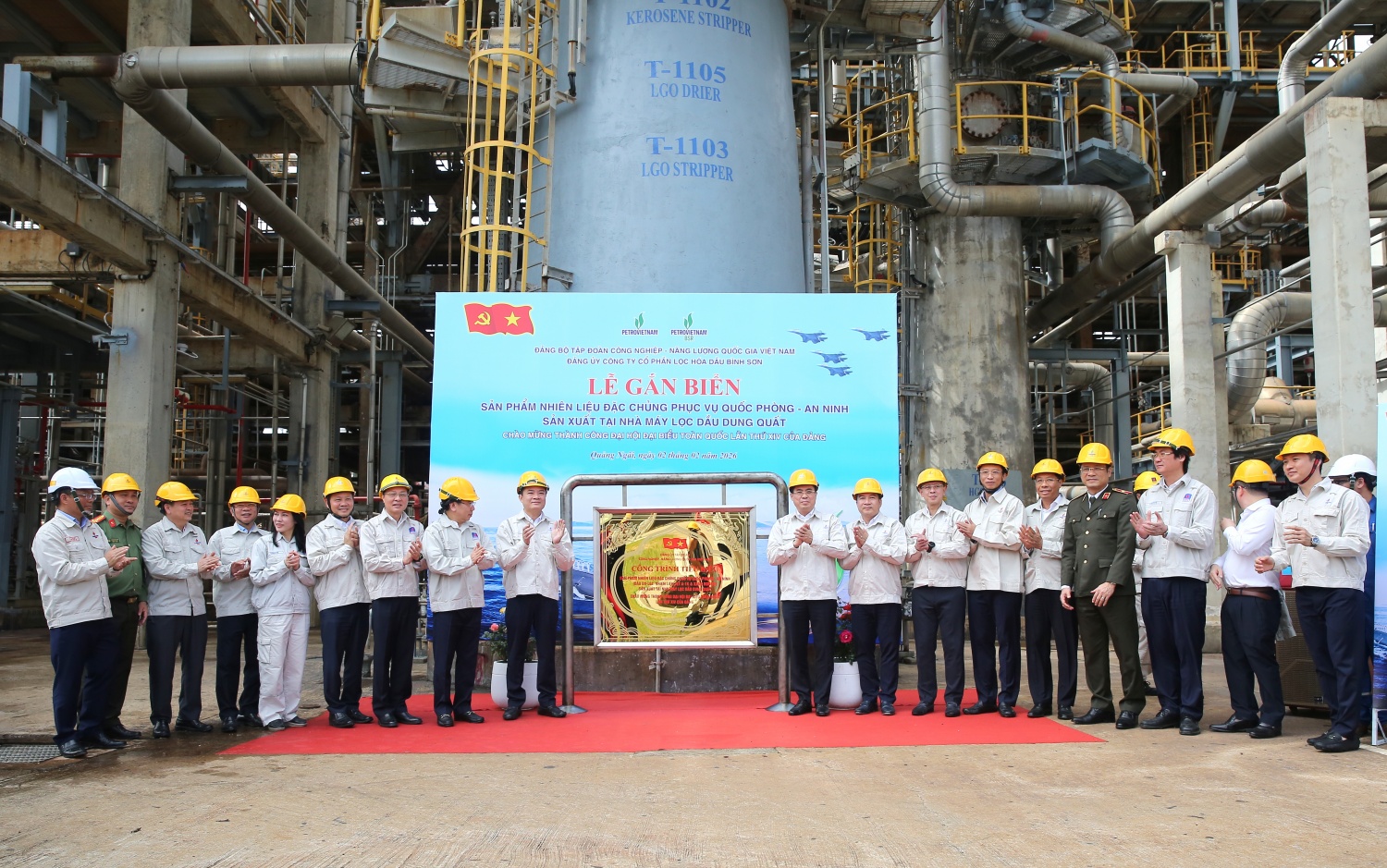 Các đại biểu thực hiện nghi thức gắn biển công trình Sản phẩm nhiên liệu đặc chủng phục vụ quốc phòng - an ninh để chào mừng thành công Đại hội Đảng lần thứ XIV.
