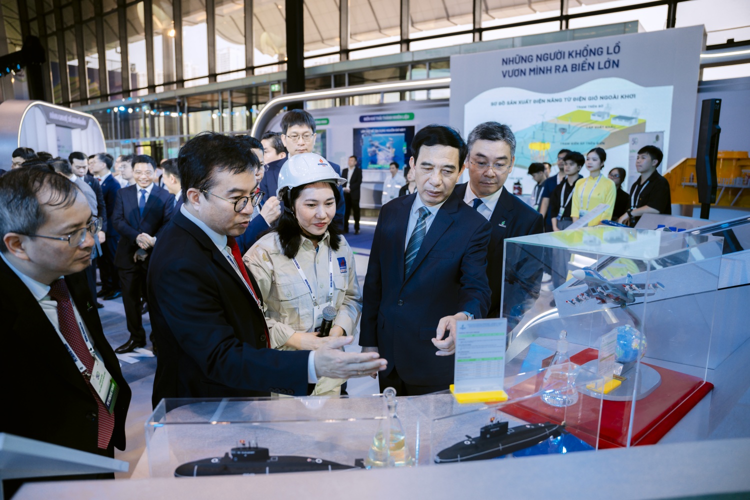 Lãnh đạo Petrovietnam và Tổng công ty Lọc hóa dầu Việt Nam (BSR) giới thiệu với đồng chí Phan Văn Giang, Bộ trưởng Bộ Quốc phòng các sản phẩm từ NMLD Dung Quất (năm 2025)
