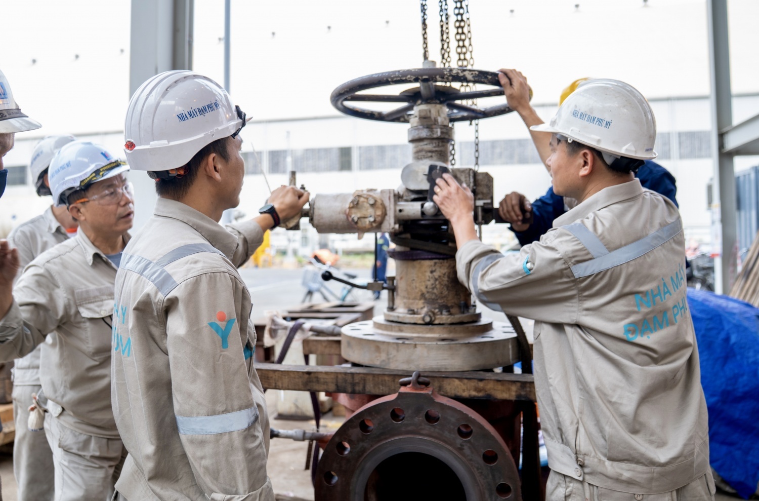 Cụm công trình “Nâng cao hiệu quả của Nhà máy đạm Phú Mỹ thông qua việc ứng dụng các giải pháp công nghệ và tối ưu hóa công tác vận hành, bảo dưỡng” không chỉ duy trì hoạt động ổn định mà còn liên tục vượt công suất thiết kế, giảm tiêu hao và mở rộng chuỗi sản phẩm nhờ hàng nghìn giải pháp kỹ thuật do chính đội ngũ kỹ sư của mình nghiên cứu và triển khai.