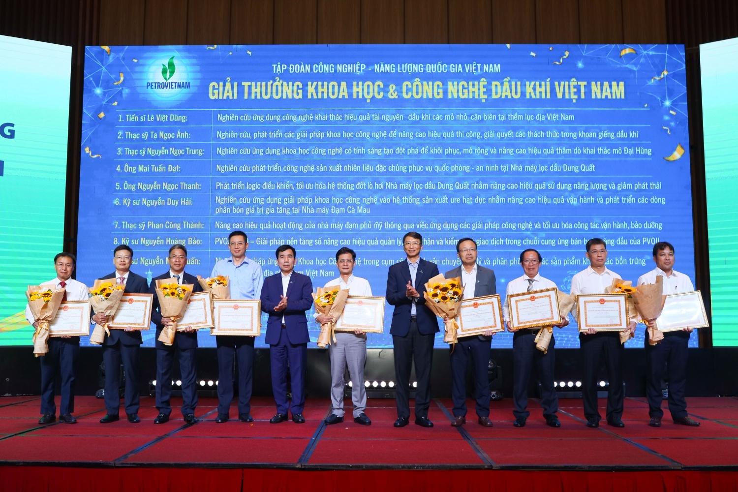 Lãnh đạo Petrovietnam trao bằng khen cho 9 công trình/cụm công trình đạt Giải thưởng Khoa học và Công nghệ Dầu khí Việt Nam năm 2026.