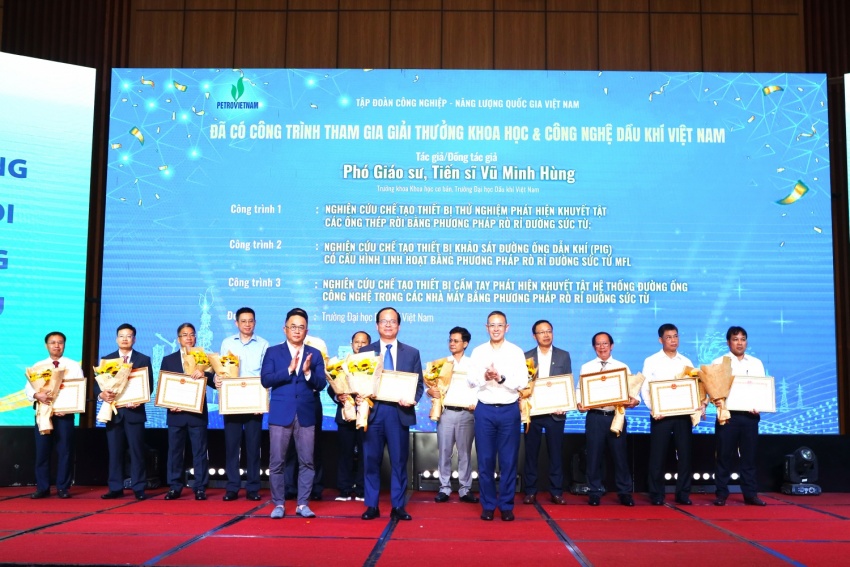 PGS.TS Vũ Minh Hùng đại diện nhóm tác giả PVU nhận bằng khen vinh danh của Petrovietnam về việc nghiên cứu khoa học chuyên sâu trong lĩnh vực chế tạo thiết bị, kiểm tra và giám sát đường ống công nghệ.
