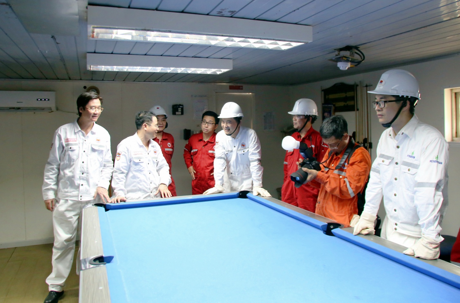 Đoàn công tác thăm khu vực giải trí trên giàn.