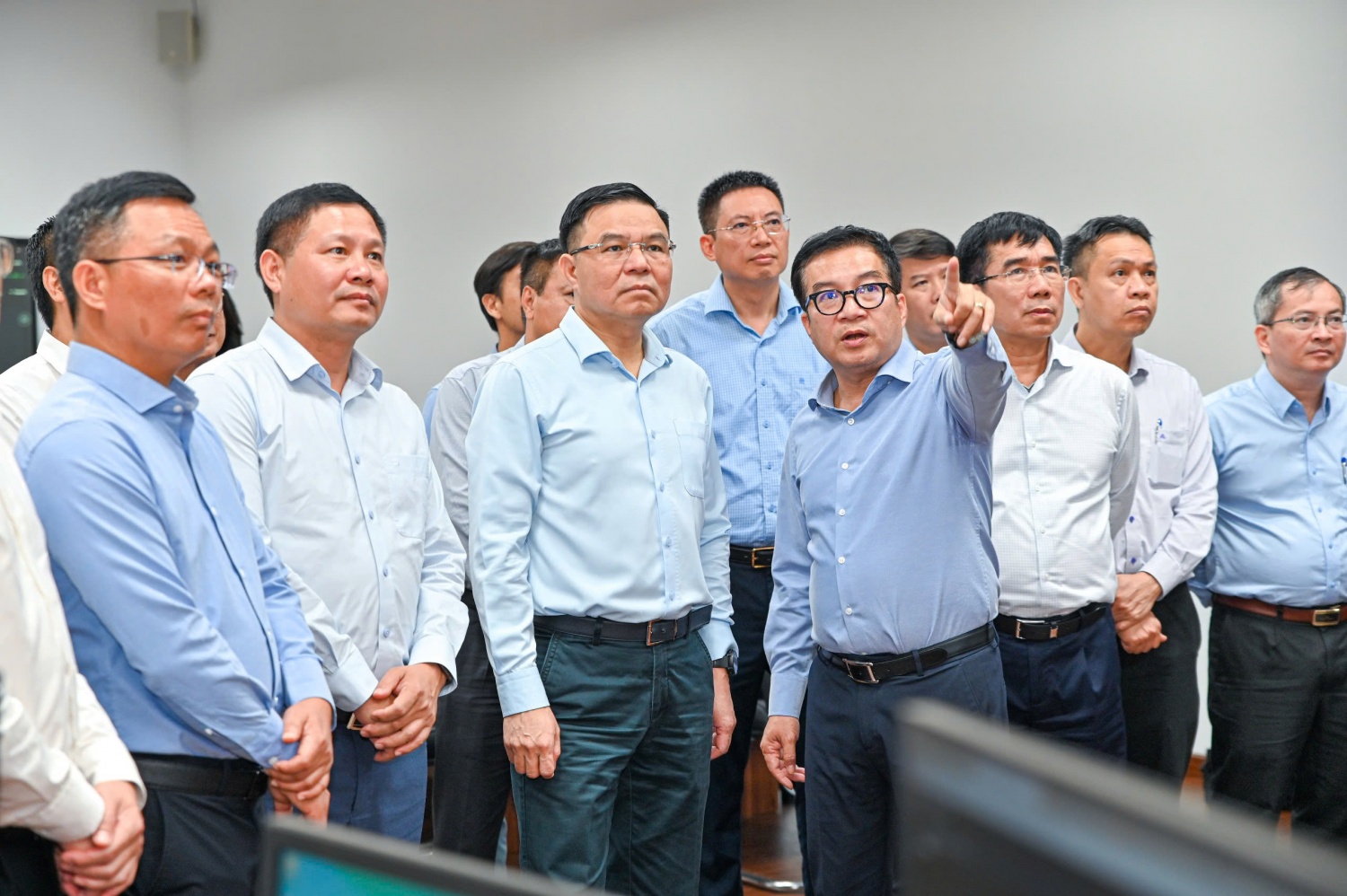 Tổng Giám đốc BSR Nguyễn Việt Thắng giới thiệu với Bộ trưởng Bộ Công Thương Lê Mạnh Hùng và đoàn công tác về Trung tâm Điều hành tích hợp NMLD Dung Quất trong chuyến thăm và làm việc của Bộ Công Thương tại đơn vị vào cuối tháng 3/2026.