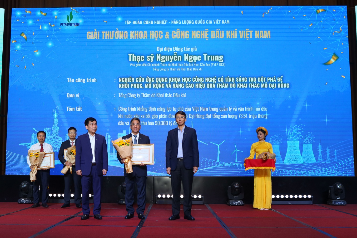 ThS Nguyễn Ngọc Trung - Phó Giám đốc PVEP-NCS đại diện nhóm tác giả công trình “Nghiên cứu ứng dụng khoa học công nghệ để khôi phục, mở rộng và nâng cao hiệu quả khai thác mỏ Đại Hùng” nhận Giải thưởng Khoa học và Công nghệ Dầu khí Việt Nam do Petrovietnam trao tặng.