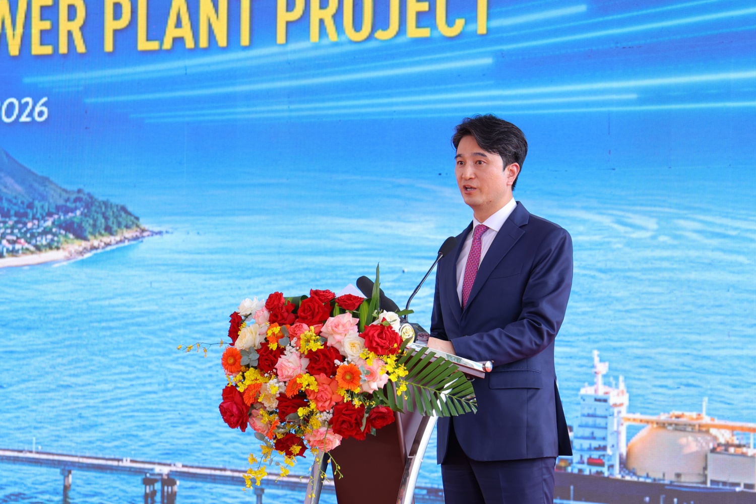 Chủ tịch kiêm Tổng Giám đốc SK Innovation Hyeongwook Choo, đại diện liên danh nhà đầu tư, cam kết triển khai Nhà máy Nhiệt điện LNG Quỳnh Lập bảo đảm đúng tiến độ, hiệu quả, an toàn, chất lượng.