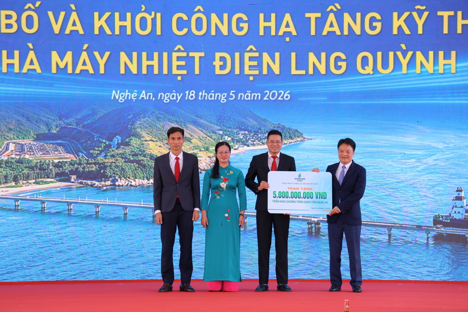 Chủ tịch HĐQT PV Power Hoàng Văn Quang trao hỗ trợ triển khai các chương trình an sinh xã hội tại địa phương.