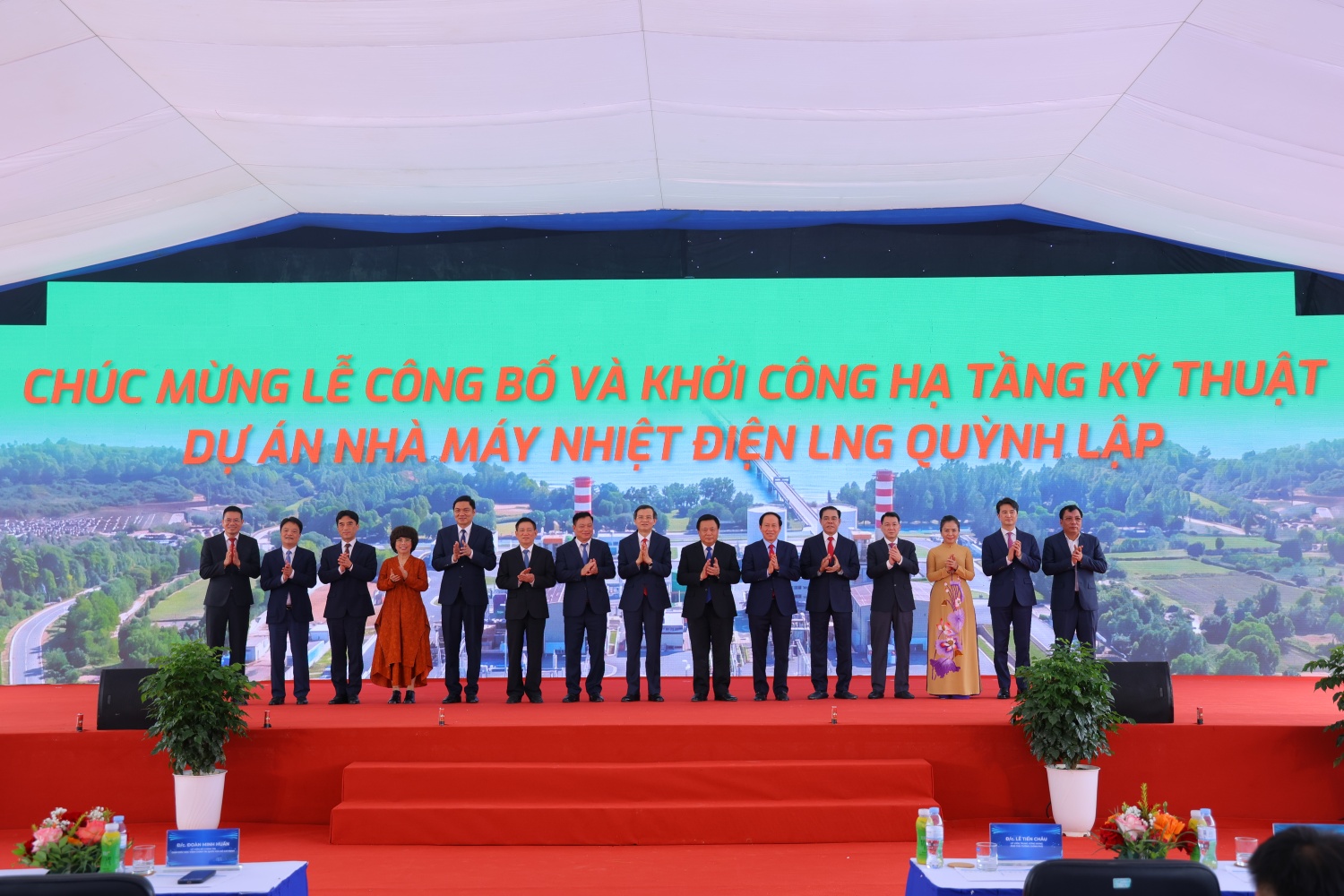 Các đại biểu thực hiện nghi thức khởi công hạ tầng kỹ thuật dự án Nhà máy Nhiệt điện LNG Quỳnh Lập.
