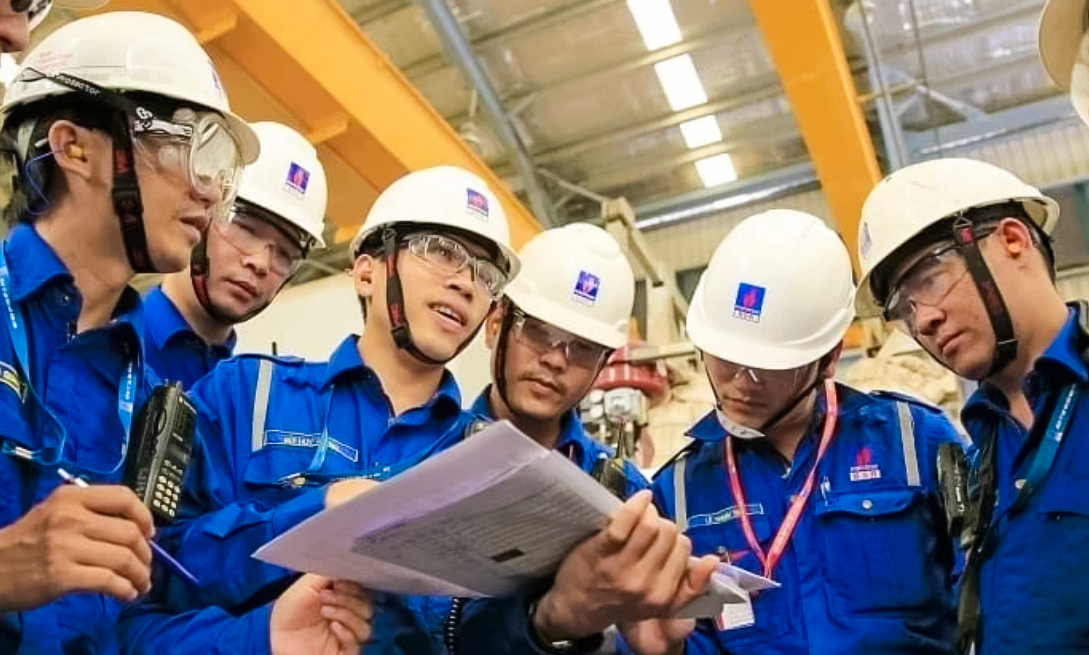 Các kỹ sư, người lao động học tập, nghiên cứu tài liệu nâng cao trình độ chuyên môn