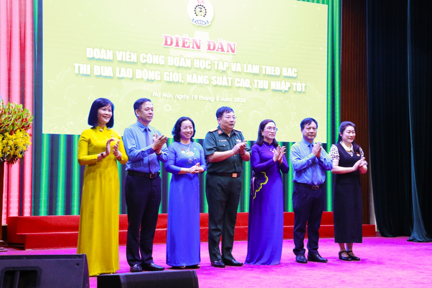 Đại tá Nguyễn Ngọc Huân - Phó Tư lệnh, Tham mưu trưởng Bộ Tư lệnh Lăng Chủ tịch Hồ Chí Minh chào mừng đoàn đại biểu đến tham dự diễn đàn