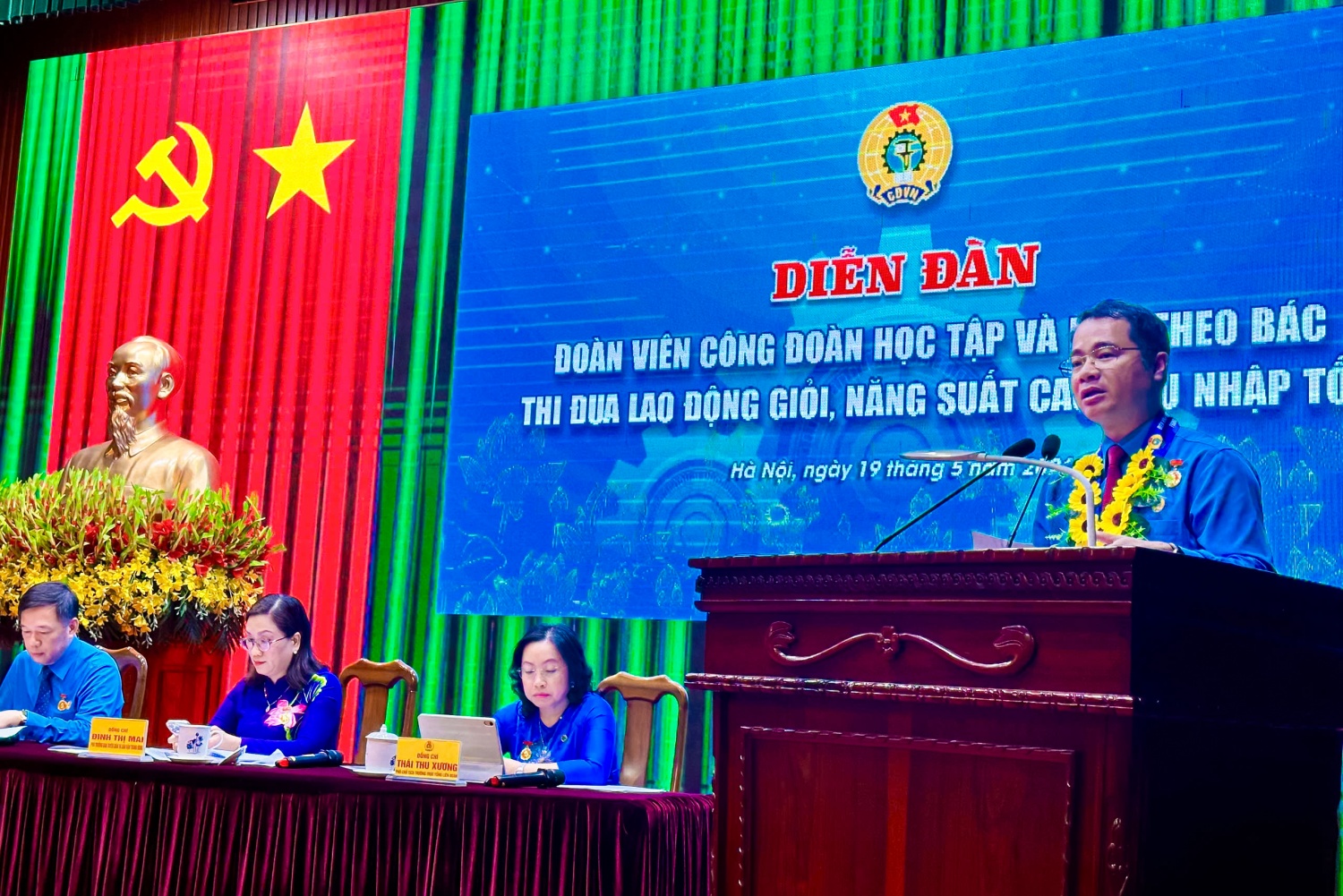 Đồng chí Hoàng Phúc Long - Chủ tịch Công đoàn cơ sở Liên doanh Vietsovpetro, đại diện Công đoàn Petrovietnam trình bày tham luận