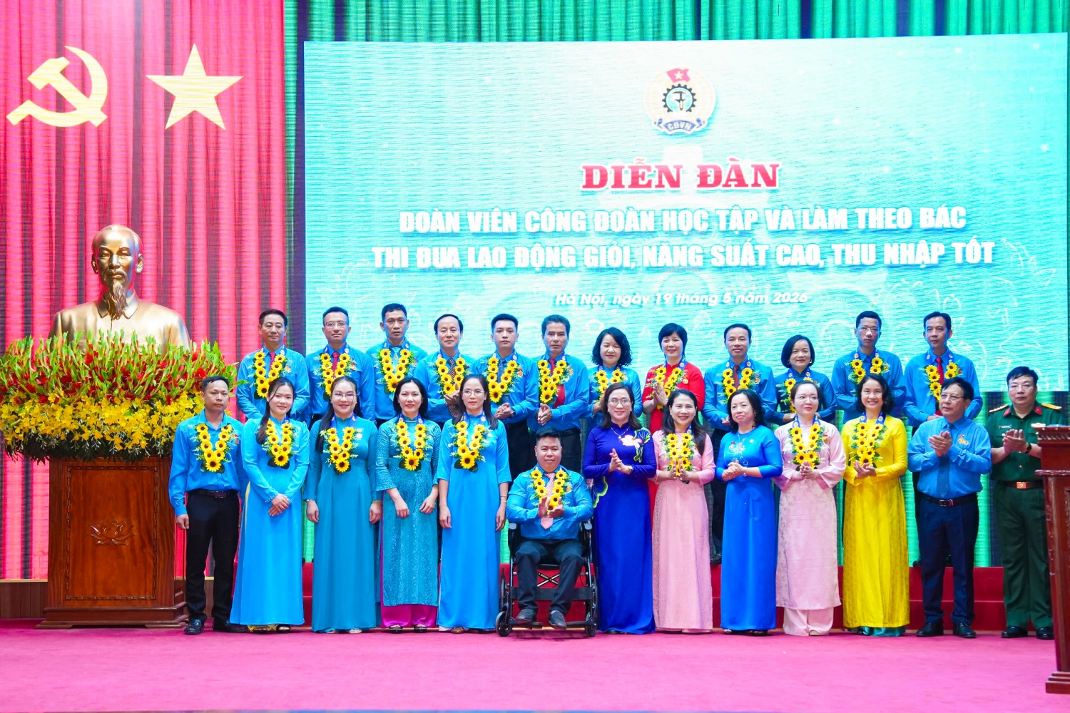 Trong khuôn khổ diễn đàn, đồng chí Đinh Thị Mai - Phó Trưởng ban Tuyên giáo và Dân vận Trung ương (thứ 7, từ trái qua) trao huy hiệu Bác Hồ cho đại biểu, trong đó có đại diện Công đoàn Petrovietnam