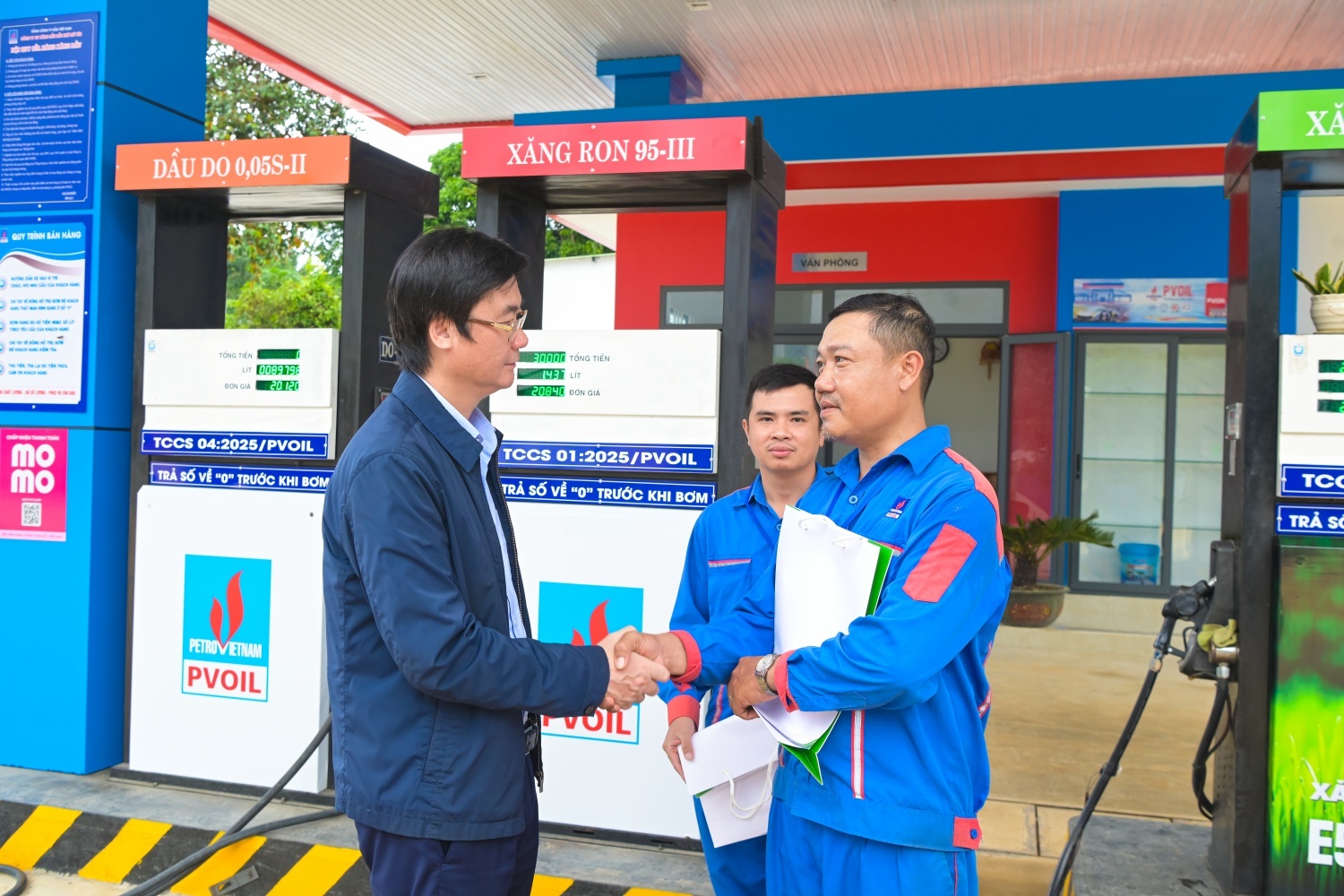 Chủ tịch Công đoàn Petrovietnam Nguyễn Mạnh Kha thăm hỏi, động viên người lao động tại các cửa hàng xăng dầu của PVOIL chịu ảnh hưởng bởi thiên tai năm 2025