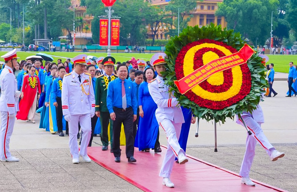 Đoàn đại biểu của Tổng LĐLĐVN, các tập thể, cá nhân tiêu biểu trong “Học tập và làm theo tư tưởng, đạo đức, phong cách Hồ Chí Minh” vào Lăng viếng Chủ tịch Hồ Chí Minh
